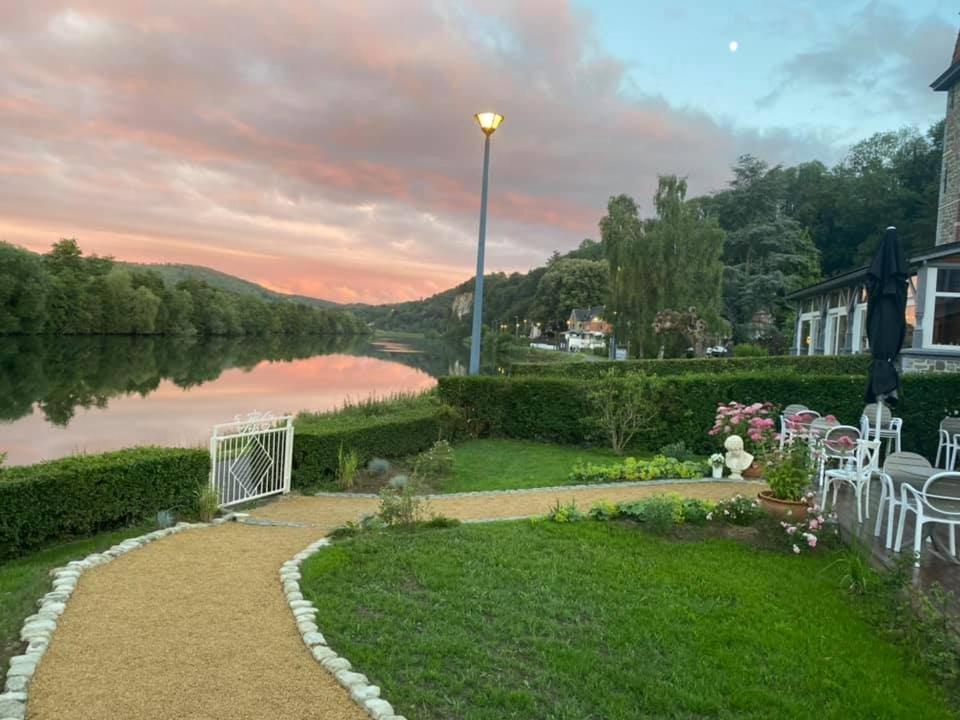 Logis Le P'Tit Rouillon Au Rythme De La Meuse Annevoie-Rouillon Exterior foto